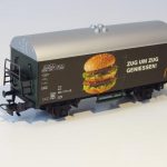 Modellbahnwaggon mit McDonald-Werbung, digital bedruckt;
