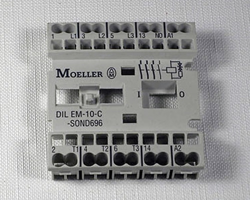 Technische Produktkennzeichnung von Schaltgeräten, im Tampondruck bedruckt.