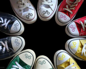 Schuhe mit gfb Aufdruck