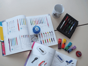 Verschiedene Werbeartikel auf einem Tisch